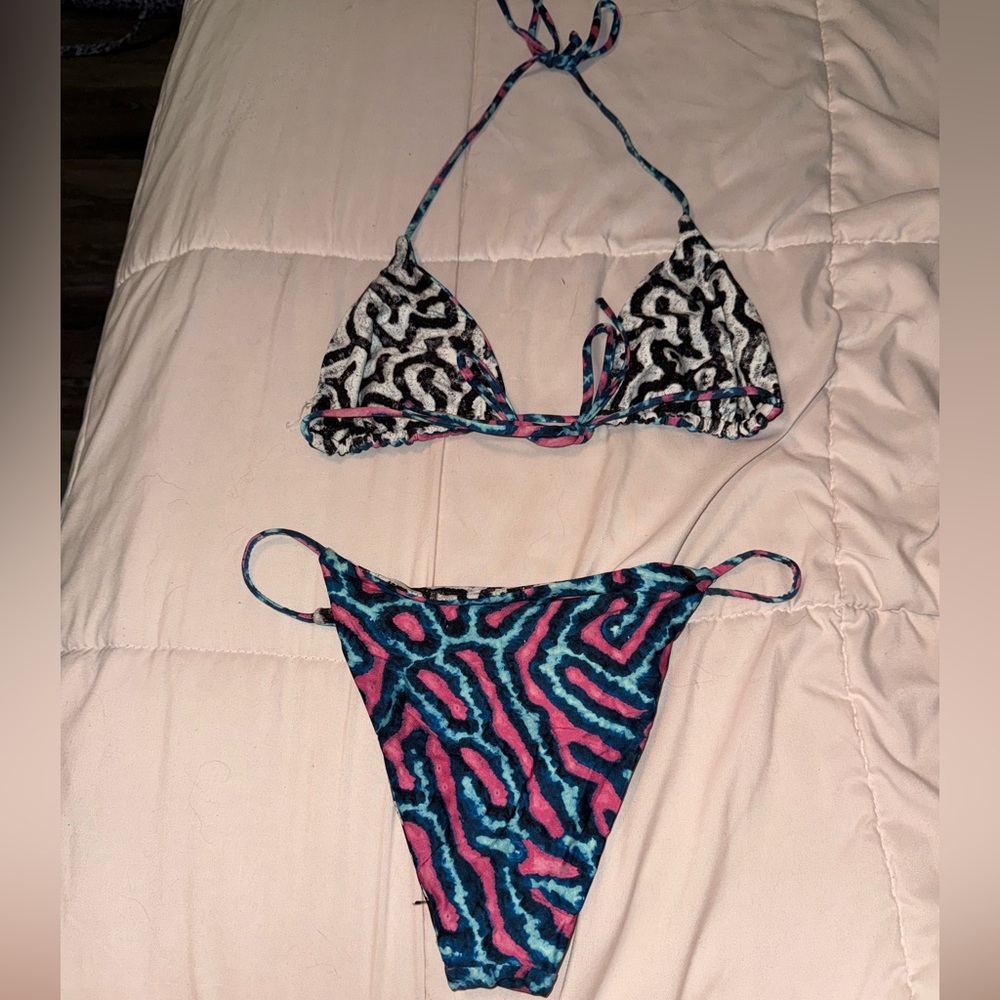 Reversible Volcom Bikini - Picture 2 of 4